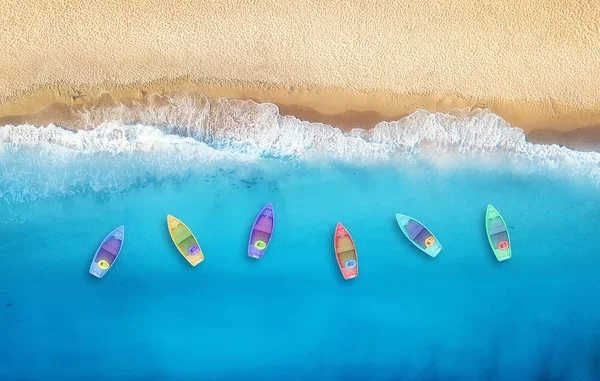 空気からボート トルコの海の空撮 澄んだ水と晴れた日の砂浜と夏海の風景 ドローンからボートの平面図です 空気から夏の海 — ストック写真