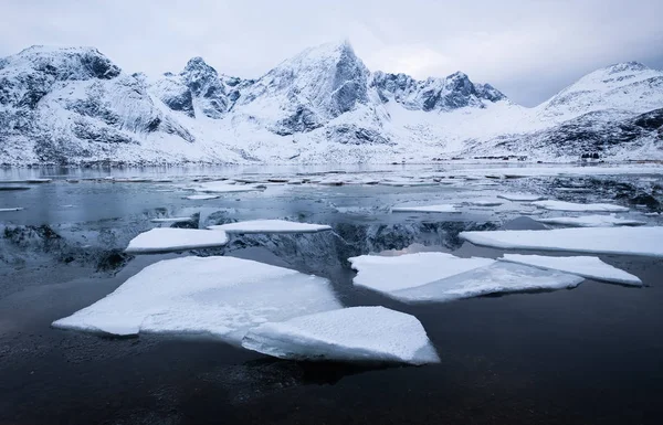 Bergsryggen Och Isen Frusna Sjön Ytan Naturlandskap Ögruppen Lofoten Norge — Stockfoto