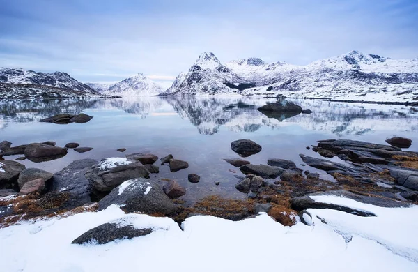 Bergsryggen Och Isen Frusna Sjön Ytan Naturlandskap Ögruppen Lofoten Norge — Stockfoto