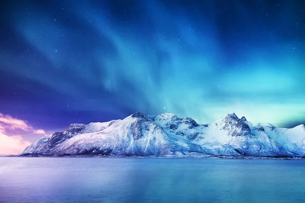 ロフォーテン諸島 ノルウェーのオーロラが見られます の上の緑のオーロラ オーロラと水面の反射夜冬の風景 ノルウェー イメージ — ストック写真