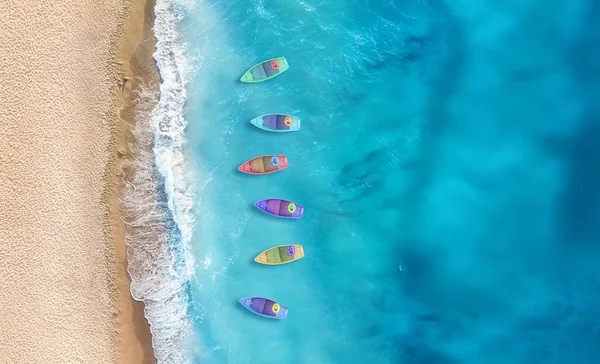 来自空中的船 土耳其海鸟图 阳光明媚的日子里 夏季海景与清澈的水 从无人机上可以看到船只的顶视图 来自空气的夏季海景 — 图库照片