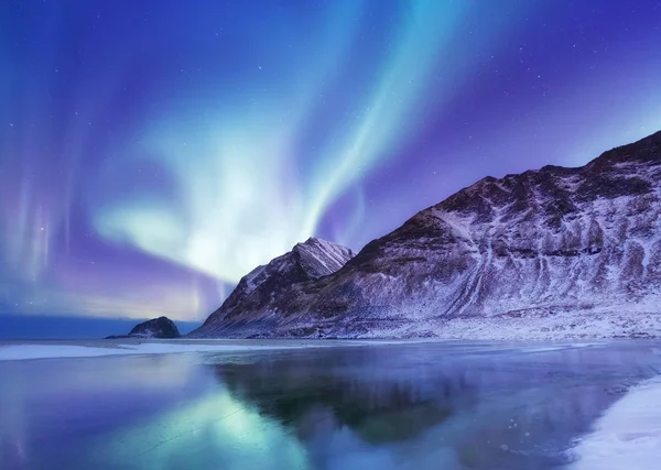 挪威洛福敦群岛上的北极光 山上绿色的北极光 夜间冬季景观与极光和反射的水面上 诺威形象 — 图库照片