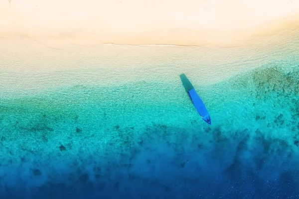 上面からの水面上のボート トップビューからターコイズの水の背景 空気から夏の海景 ギリメノ島 インドネシア — ストック写真