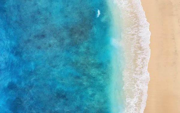 Beach Taustana Ylhäältä Katsottuna Turkoosi Veden Tausta Ylhäältä Katsottuna Kesämerimaisema — kuvapankkivalokuva