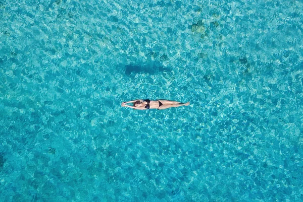 Letecký Pohled Dívku Oceánu Bali Indonésie Dovolená Dobrodružství Tyrkysová Voda — Stock fotografie