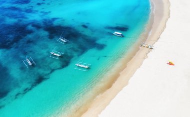 Üst görüşten su yüzeyinde tekneler. Üst ten turkuaz su arka plan. Havadan yaz deniz manzarası. Bali adası, Endonezya. Seyahat - resim