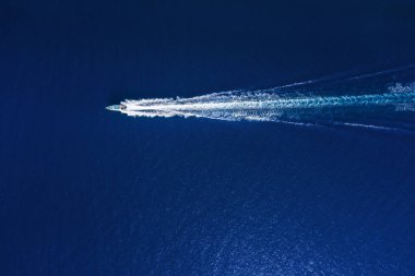 Endonezya, Bali 'de deniz yatları. Güneşli bir günde şeffaf turkuaz suda yüzen lüks teknenin havadan görünüşü. İHA 'nın üst görüntüsü. Koyda deniz botu olan bir deniz manzarası. Seyahat - resim