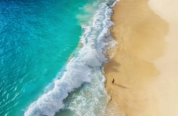 Παραλία Φόντο Από Την Κορυφή Της Προβολής Κύματα Και Γαλάζιο — Φωτογραφία Αρχείου