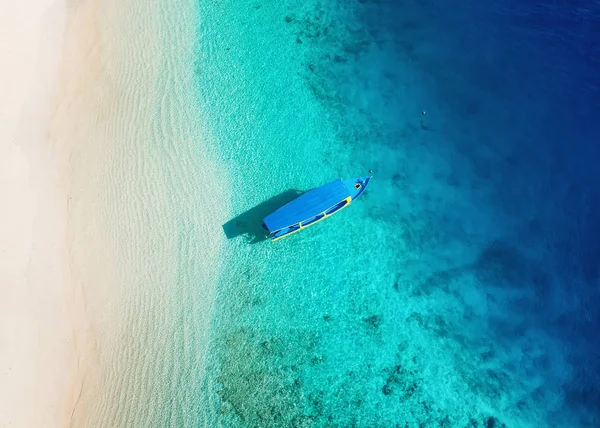 Barco Superfície Água Partir Vista Superior Fundo Água Azul Turquesa — Fotografia de Stock