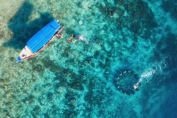 Люди Ныряют Рядом Знаменитым Местом Индонезийском Острове Гили Мено Вид — стоковое фото