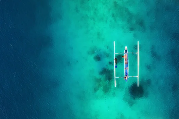 Barco Superficie Del Agua Desde Vista Superior Fondo Agua Turquesa — Foto de Stock