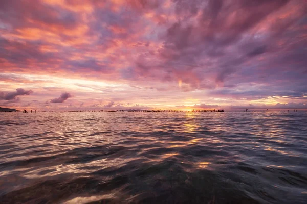 日出时的海景夏天的天空和水面上的倒影 日出时的阳光 Nusa Penida 印度尼西亚巴厘 — 图库照片