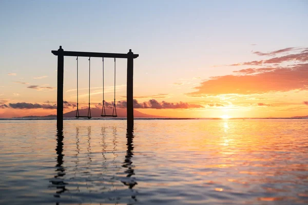 Svinga Stranden Soluppgången Himmel Och Reflektioner Över Vattnet Sommaren Solstrålar — Stockfoto