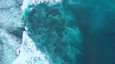 Üst görünümden bir arka plan olarak sahil. Üst ten turkuaz su arka plan. Havadan yaz deniz manzarası. Nusa Penida adası, Endonezya. Seyahat - video