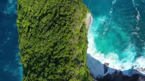 바다와 바위의 상단보기에서 청록색 배경입니다 공기에서 비디오 — 비디오