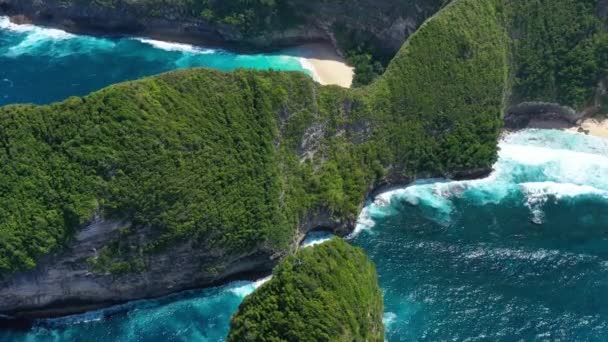 Luftaufnahme Von Meer Und Felsen Türkisfarbener Wasserhintergrund Von Oben Sommerlandschaft — Stockvideo