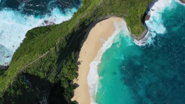 바다와 바위의 상단보기에서 청록색 배경입니다 공기에서 비디오 — 비디오
