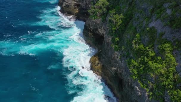 Utsikt Över Havet Och Klipporna Turkos Vatten Bakgrund Uppifrån Sommar — Stockvideo