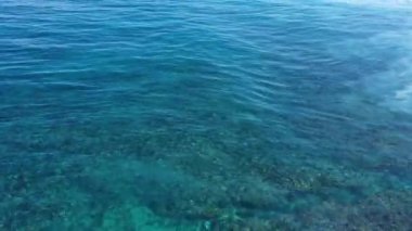 Üst görünümden bir arka plan olarak sahil. Üst ten turkuaz su arka plan. Havadan yaz deniz manzarası. Nusa Penida adası, Endonezya. Seyahat - video
