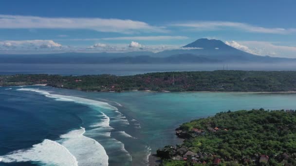 Luftaufnahme Von Meer Und Felsen Türkisfarbener Wasserhintergrund Von Oben Sommerlandschaft — Stockvideo