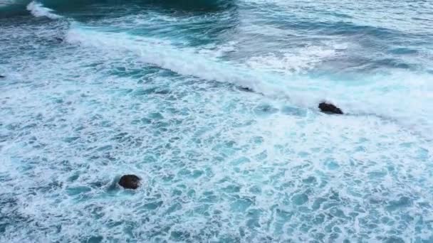 从顶视图作为背景的海岸 从顶视图的绿松石水背景 从空中到夏天的海景 努沙佩尼达岛 印度尼西亚 — 图库视频影像