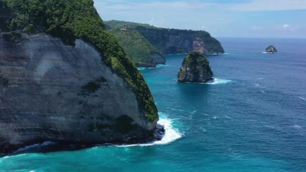 Denizde Kayalarda Havadan Manzara Üst Ten Turkuaz Arka Plan Havadan — Stok video