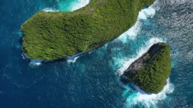 Denizde ve kayalarda havadan manzara. Üst ten turkuaz su arka plan. Havadan yaz deniz manzarası. Yaz macerası. Seyahat - video