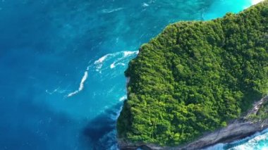 Denizde ve kayalarda havadan manzara. Üst ten turkuaz su arka plan. Havadan yaz deniz manzarası. Yaz macerası. Seyahat - video