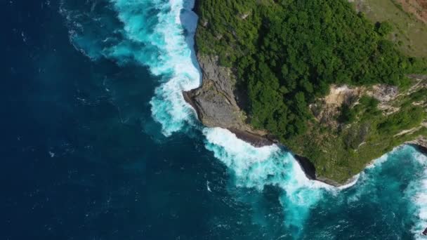 Luftaufnahme Von Meer Und Felsen Türkisfarbener Wasserhintergrund Von Oben Sommerlandschaft — Stockvideo