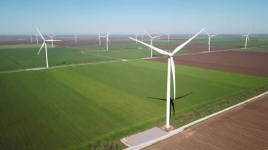 Sahada rüzgar santrali var. Alternatif enerji gelişimi kavramı ve fikri. Alternatif enerji gelişimi - video