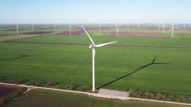 Sahada rüzgar santrali var. Alternatif enerji gelişimi kavramı ve fikri. Alternatif enerji gelişimi - video
