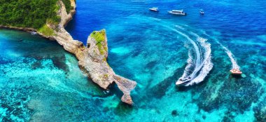 Bali, Endonezya denizde hızlı tekne. Güneşli bir günde şeffaf turkuaz su üzerinde lüks yüzen tekne havadan görünümü. Havadan panoramik deniz manzarası. İnsansız hava aracından en iyi görüntü. Koyda motorlu tekne ile Seascape. Seyahat - resim