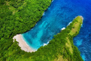 Denizde ve kayalarda hava manzarası. Turkuaz su arka planı. Havadan gelen yaz deniz manzarası. Atuh plajı, Nusa Penida, Bali, Endonezya. Seyahat - resim