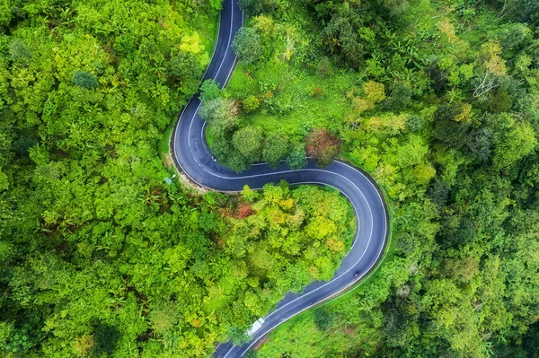 Flygbild Väg Skogen Motorväg Genom Skogen Utsikt Från Drönare Naturlandskap — Stockfoto