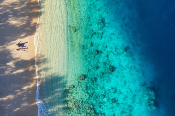 해변에서 사람들의 부부의 휴가와 해변과 청록색 해변에서 항공기에서 바다와 커플을 — 스톡 사진