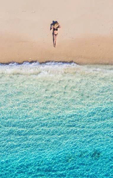 해변에서 여자의 보기입니다 휴가와 해변과 청록색 바다에서 항공기에서 전망과 여자를 — 스톡 사진