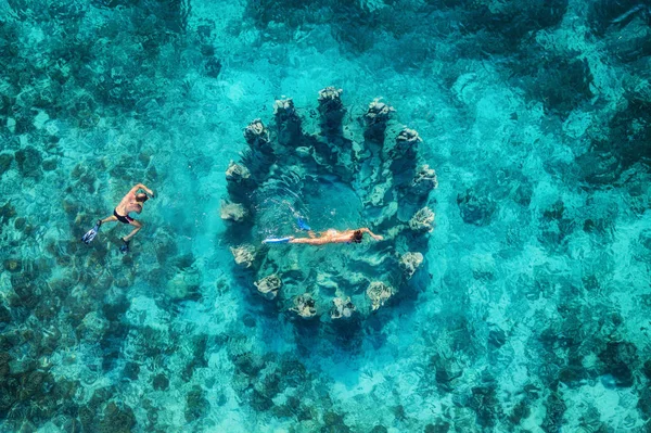 Casal Snorkeling Perto Famoso Lugar Ilha Gili Meno Indonésia Vista — Fotografia de Stock