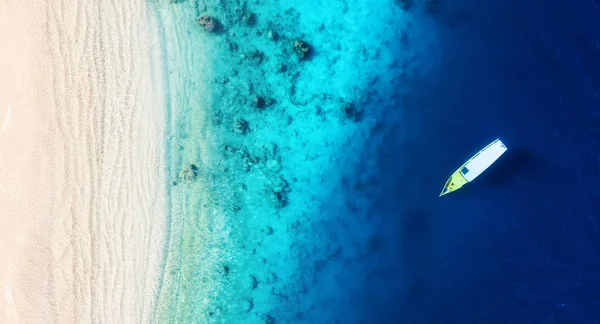 Barco Superficie Del Agua Desde Vista Superior Fondo Agua Turquesa —  Fotos de Stock