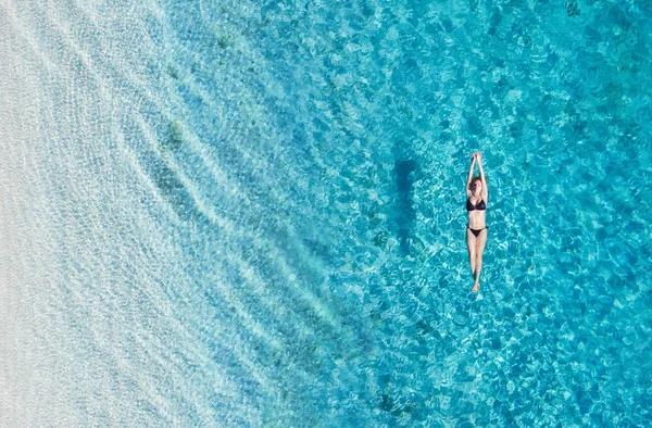 Vista Aérea Uma Menina Oceano Bali Indonésia Férias Aventura Água — Fotografia de Stock