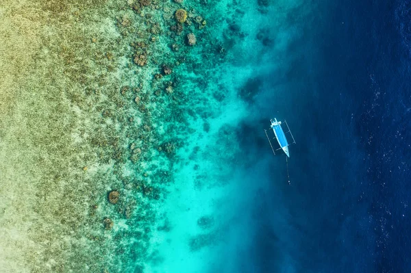 Perahu Permukaan Air Dari Pandangan Atas Latar Belakang Air Pirus — Stok Foto