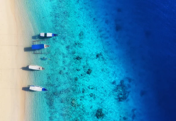 Perahu Permukaan Air Dari Pandangan Atas Latar Belakang Air Pirus — Stok Foto