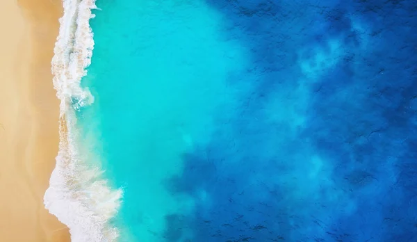 トップビューからの背景としての海岸 上のビューからターコイズ水の背景 空からの夏の海景 ヌサペニダ島 インドネシア — ストック写真