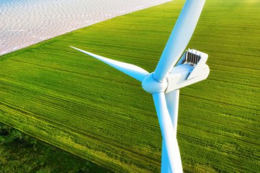 Sahada rüzgar santrali var. İHA 'dan hava görüntüsü. Alternatif enerji gelişimi kavramı ve fikri. Teknoloji - imaj