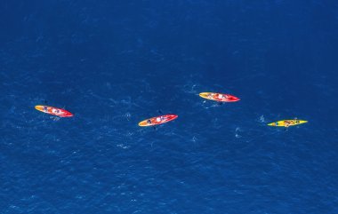 Hırvatistan. Deniz yüzeyinde kayks. Güneşli bir günde mavi Adriyatik denizinde kyaks havadan görünümü. Macera ve seyahat. Seyahat - resim