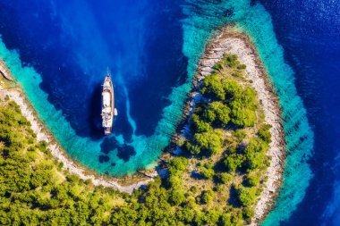 Hırvatistan. Deniz yüzeyindeki yatlar. Güneşli bir günde mavi Adriyatik Denizi 'nde yüzen lüks bir teknenin havadan görünüşü. Seyahat - resim