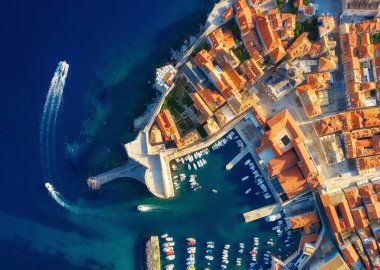 Dudrovnik, Hırvatistan. Eski şehrin havadan görünümü. Tatil ve macera. Kasaba ve deniz. Eski kale ve masmavi denizde drone en iyi görünümü. Seyahat - resim