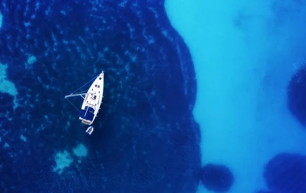 Kapal Pesiar Permukaan Air Dari Pandangan Atas Latar Belakang Air — Stok Foto
