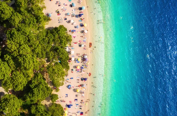 克罗地亚 海滩鸟瞰图 度假和冒险 海滩和碧绿的海水 从无人机在海滩和蔚蓝的大海的顶视图 旅行和放松 — 图库照片