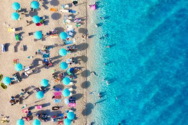 Hırvatistan. Sahilde havadan manzara. Tatil ve macera. Plaj ve turkuaz su. Plajda ve masmavi denizde drone'dan en iyi manzara. Seyahat ve dinlenmek - görüntü