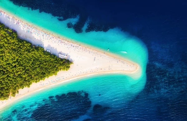 Hırvatistan, Hvar Adası, Bol. Zlatni Rat 'te panoramik hava manzarası. Havadan kumsal ve deniz. Hırvatistan 'da ünlü bir yer. Drone 'dan yaz deniz manzarası. Seyahat - resim